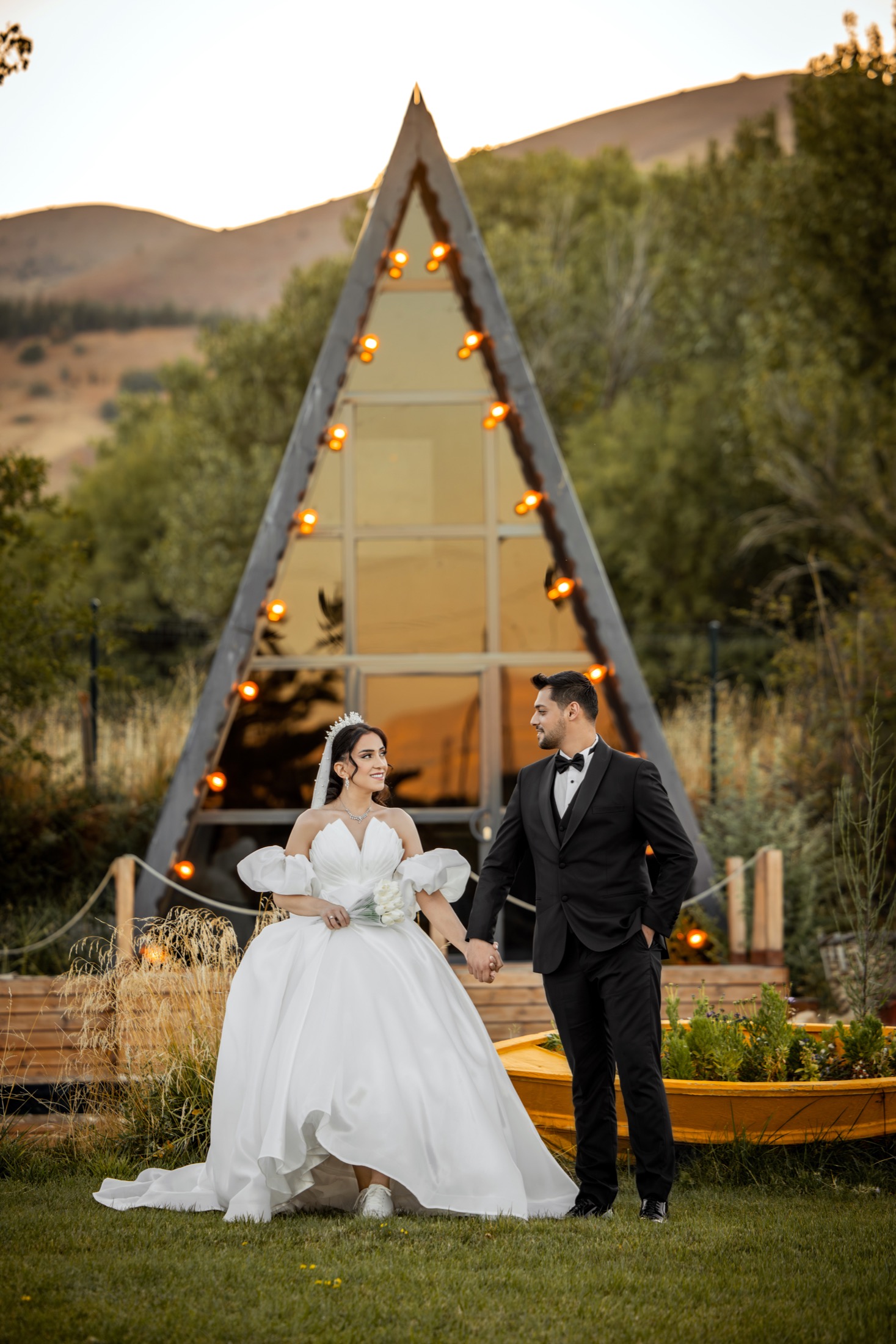 Isikli A-frame ev onunde yuruyen gelin damat