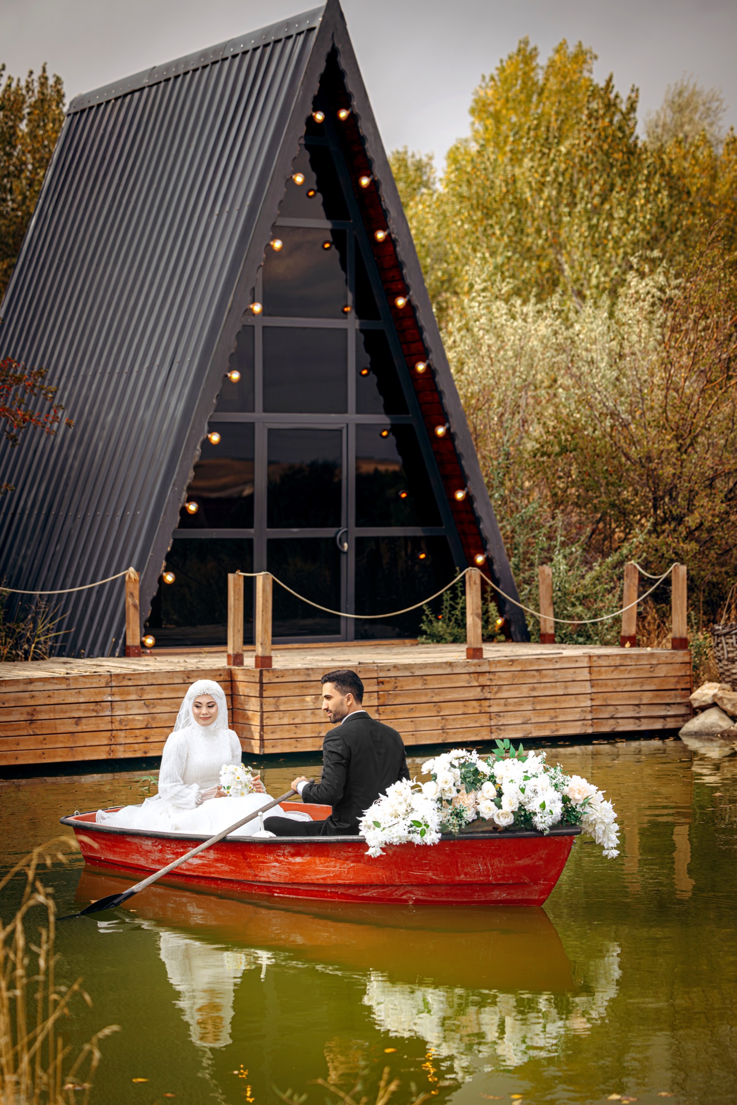 A-frame ev ve gol onunde teknedeki gelin damat