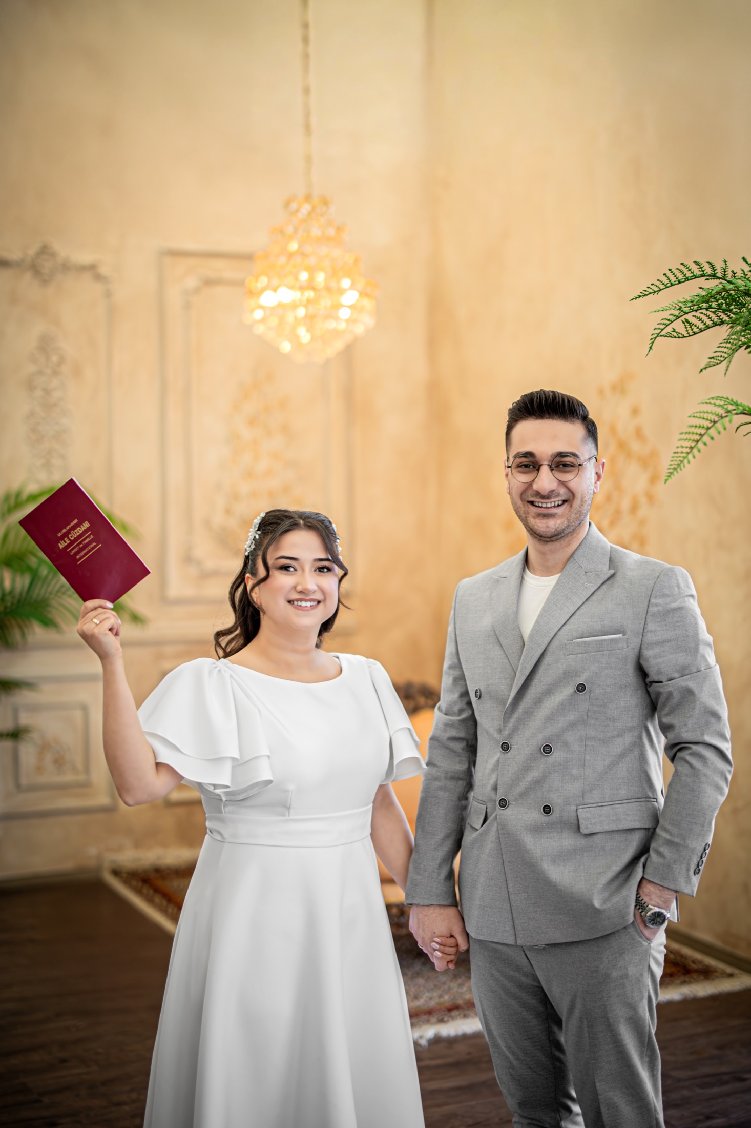 Nikah sonrasi belgeyle poz veren cift