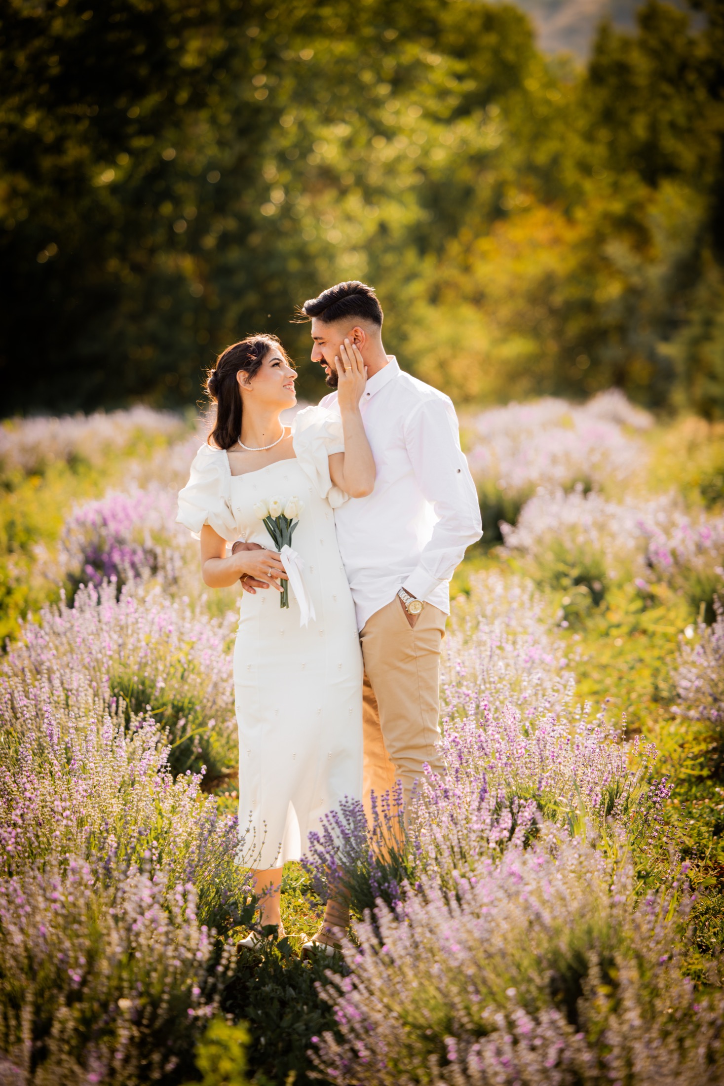 Lavanta tarlasinda cekilen romantik cift portresi