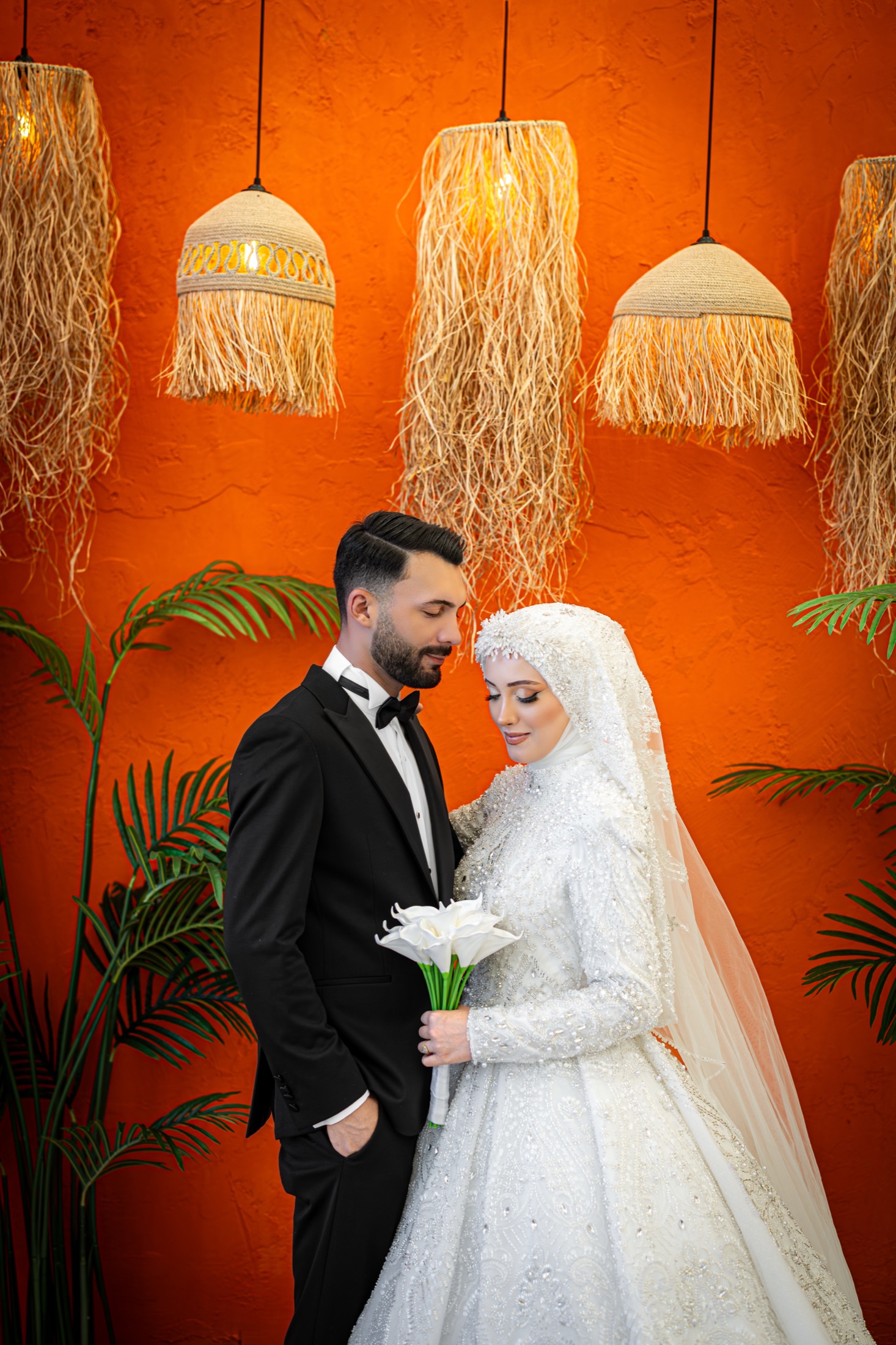 Turuncu fon onunde yakin plan gelin damat portresi