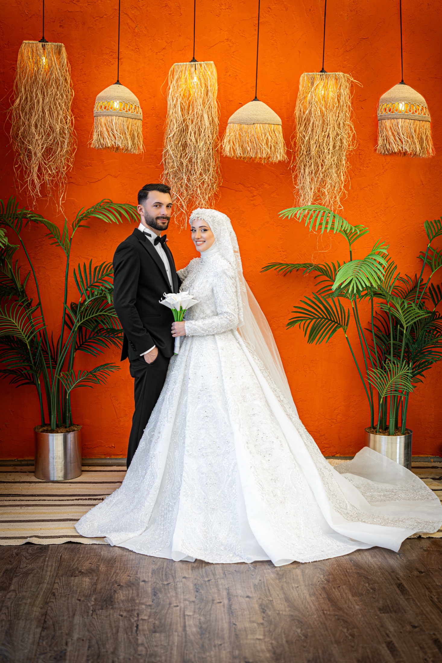 Turuncu stüdyo sette gelin damat portresi