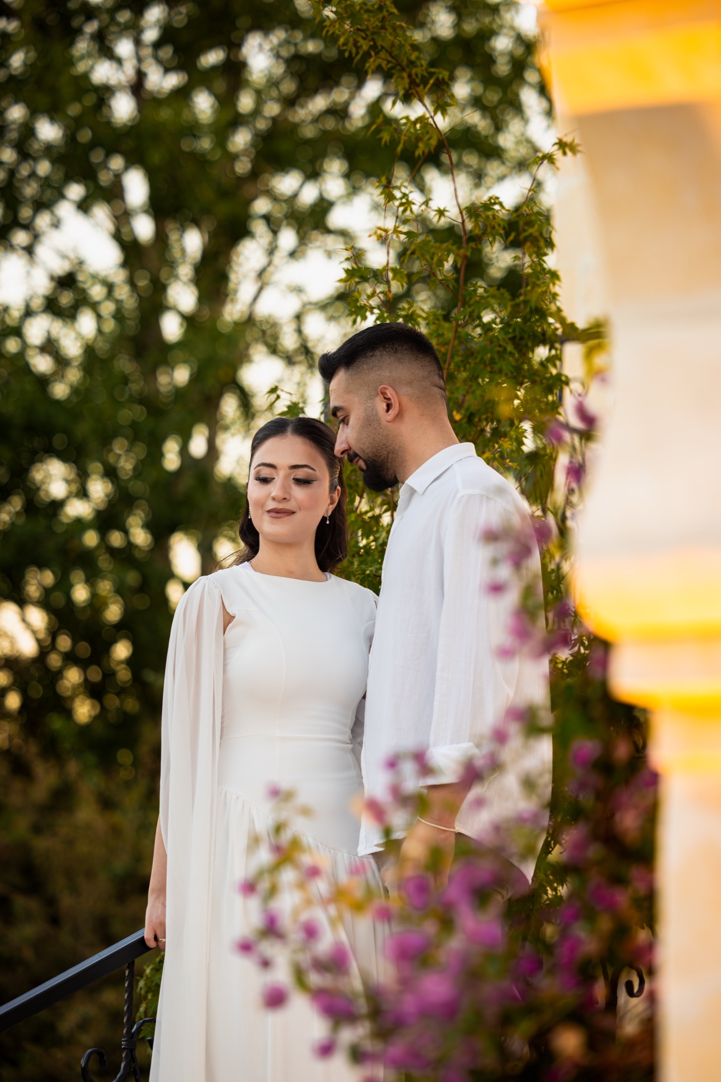 Bahce setinde birbirine yaklasan cift