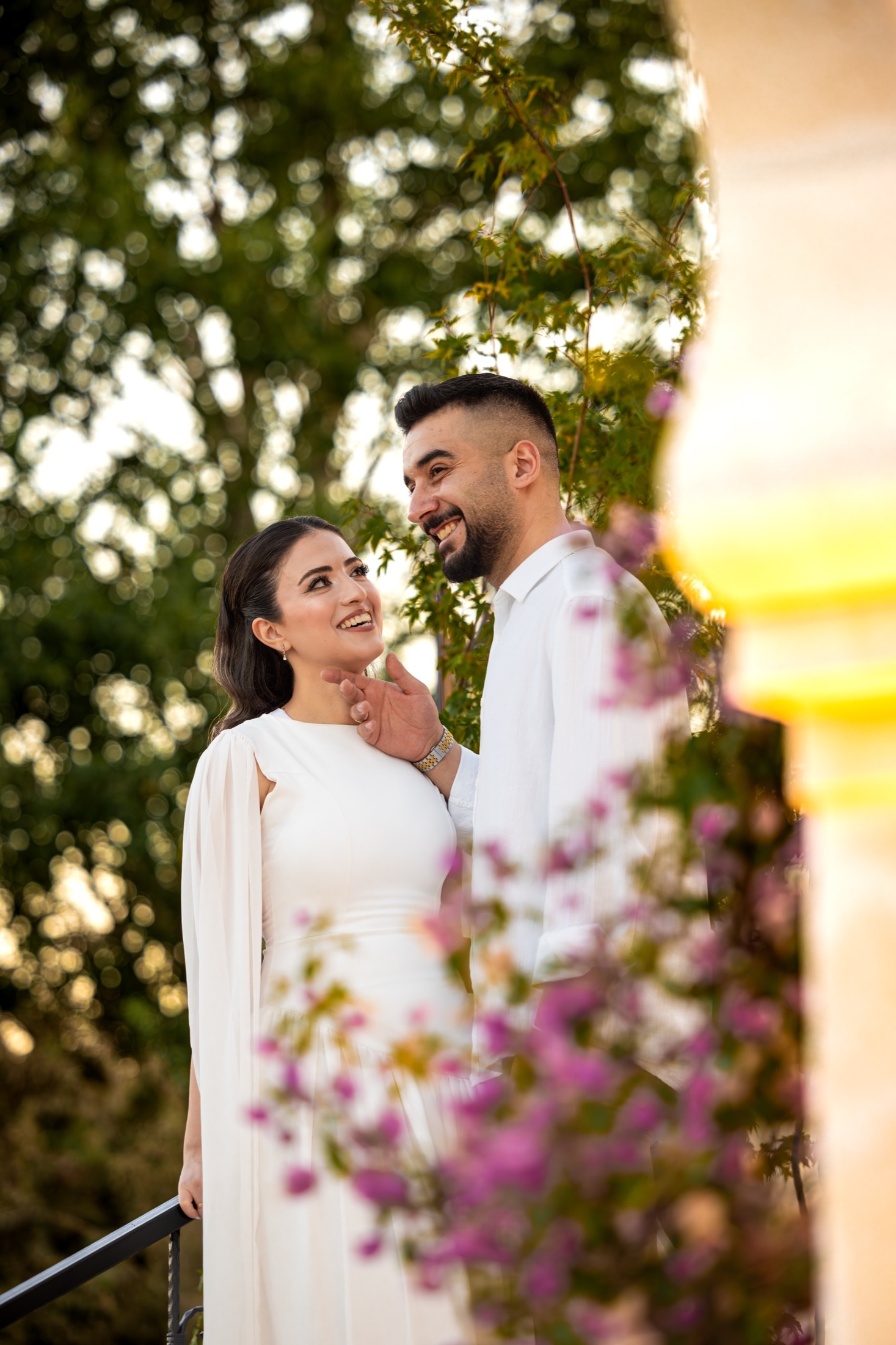 Bahce setinde gulumseyen cift portresi