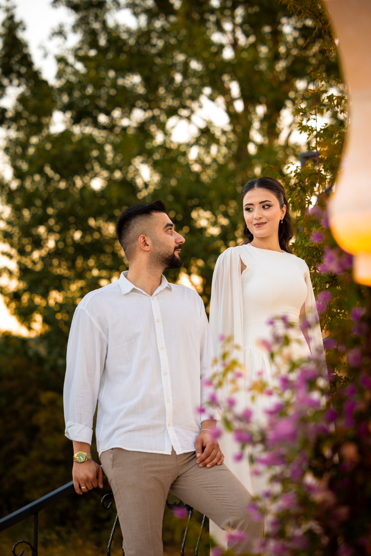 Bahce setinde yan yana duran cift